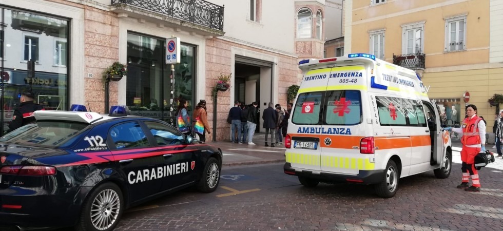 Rissa in pieno centro tra ragazzini minorenni